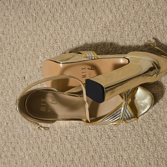 NWOB Mix No 6 gold/silver sandals - Picture 2 of 5